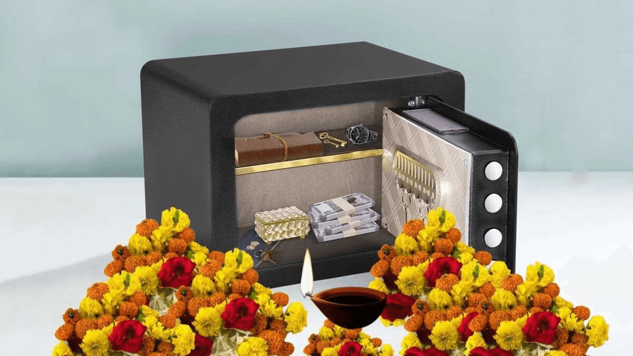 Astrological Remedies Diwali 2025 तिजोरी और धन स्थान की विशेष पूजा