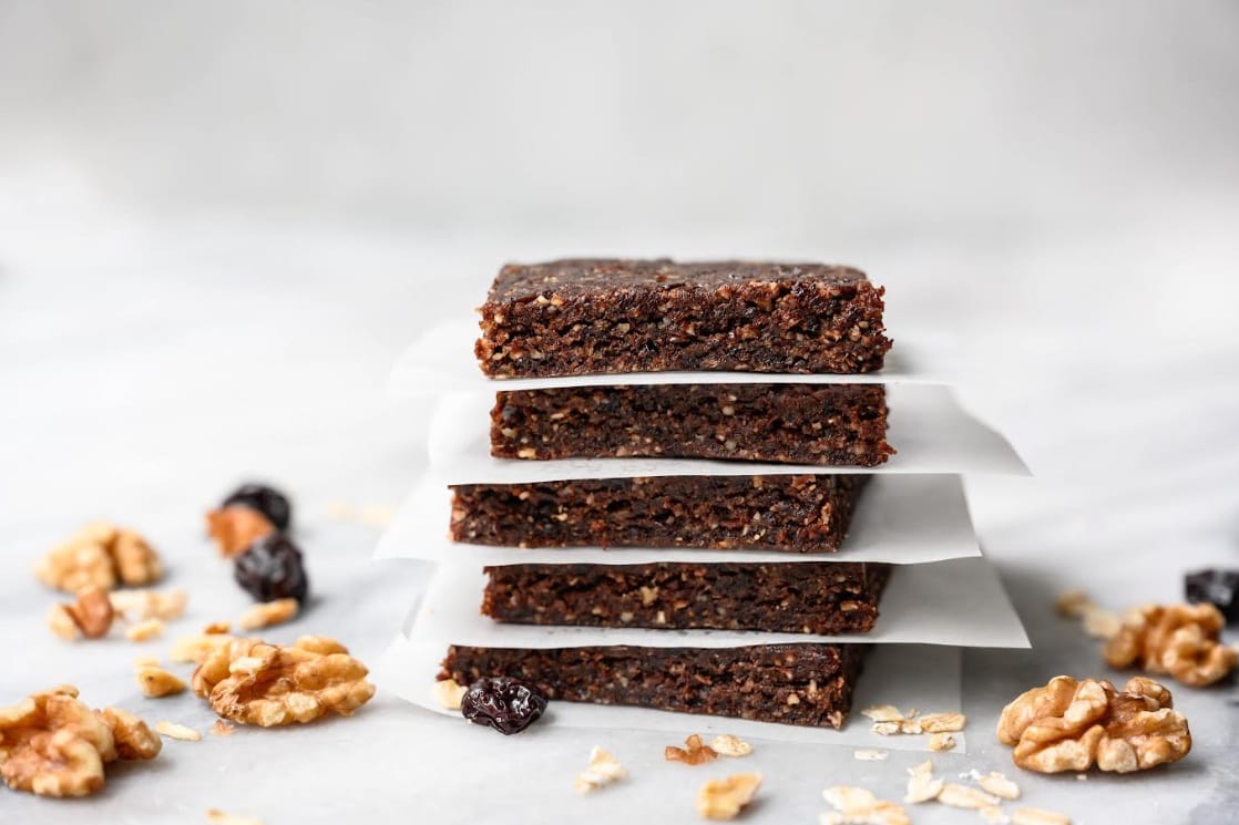 अखरोट और सूखी चेरी से बने No-Bake Walnut Cocoa Cherry Bars