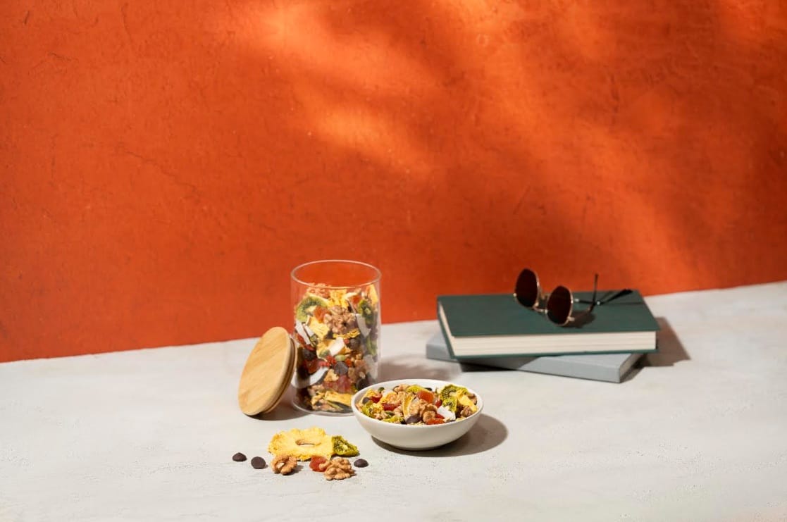 California walnuts और सूखे फलों से तैयार Tropical Trail Mix